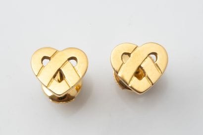 POIRAY. Paire de boucles coeur entrelacé...