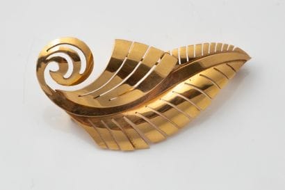Yellow gold (750) brooch with perforated...
