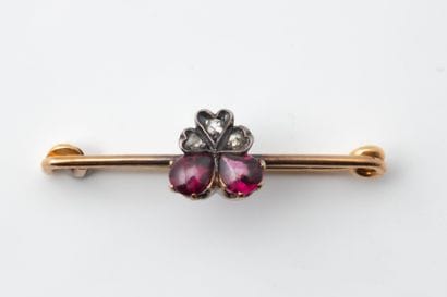 Small safety pin brooch in silver (800 parts...