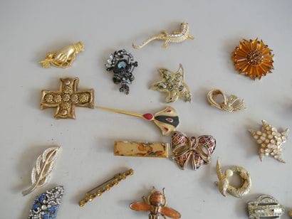 Large assortment of decorative brooches