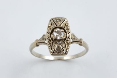 Antique barrel-shaped ring in white gold...