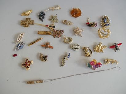Large assortment of decorative brooches