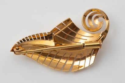 Yellow gold (750) brooch with perforated...