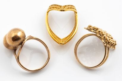 3 yellow gold rings:
- One V-shaped ring...