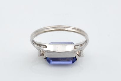 White gold ring (750) set with a rectangular,...
