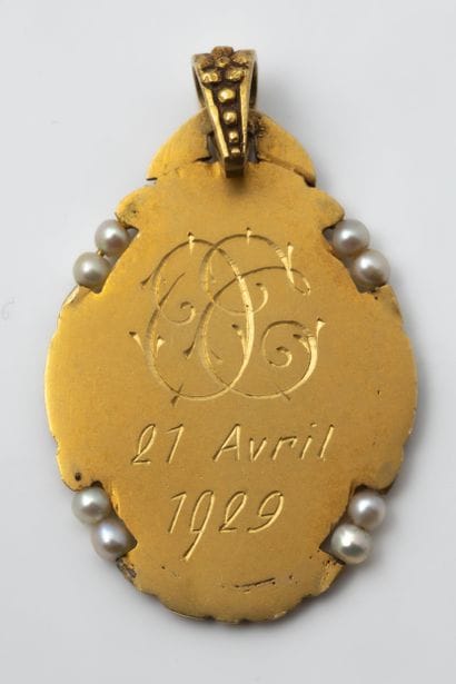 Oval medal depicting a profile of the Virgin...