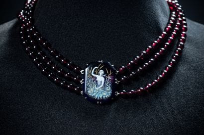 Necklace with 3 rows of garnet beads approximately...