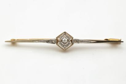 A brooch in white gold and yellow gold (750)...