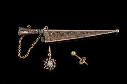 2 bijoux : 
- Une boucle d’oreille brisures...