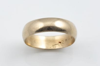 White gold wedding band (750 parts per thousand)....