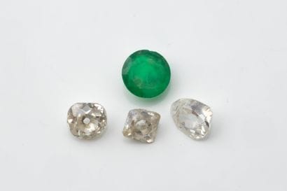 Set of 4 stones on paper:
- 3 vintage-cut...