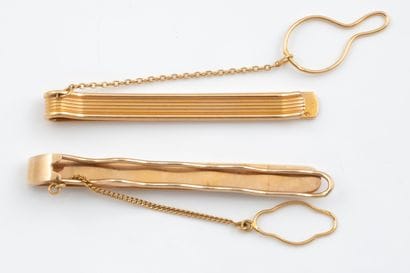 2 yellow gold (750) tie clips with a buttonhole...