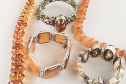 2 colliers d'ambres, 2 bracelets et 1 troisième...