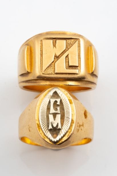 Deux bagues chevalières monogrammées « CM...