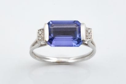 White gold ring (750) set with a rectangular,...