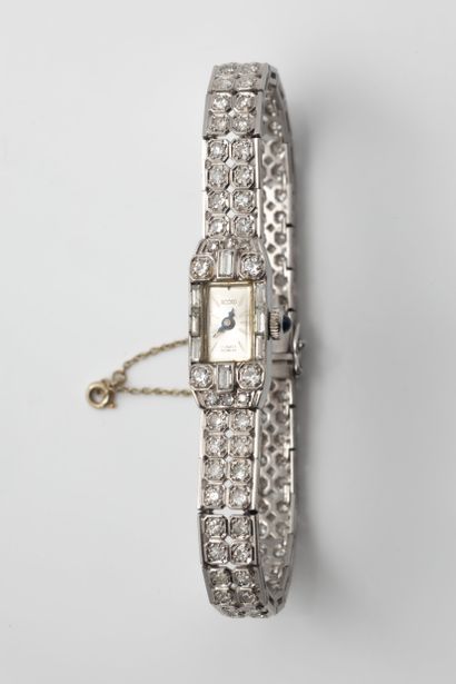 ACCRO. Montre de dame en platine (850 millièmes)...