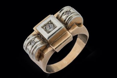 Bague vers 1940/50 centre d’un carré et de...