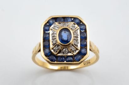 Bague à pans coupés en or jaune et bicolore...