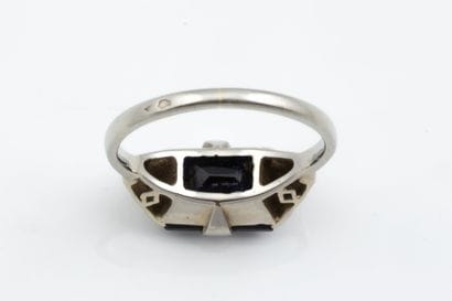 Small white gold ring (750) set with a blue...