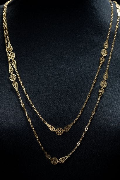 Long necklace with filigree motifs in yellow...