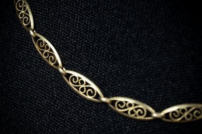 Piece of filigree chain in yellow gold (750...