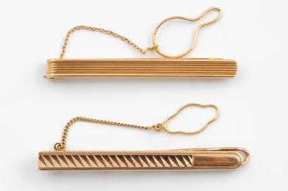 2 yellow gold (750) tie clips with a buttonhole...