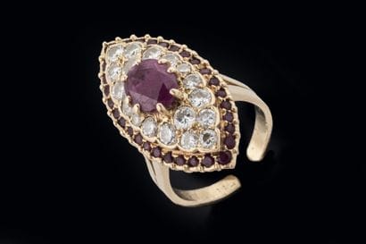 Longue bague marquise à double entourage...