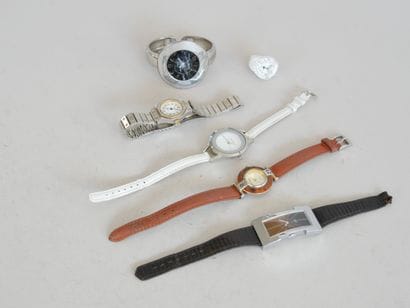 Set of costume watches, including a watch...