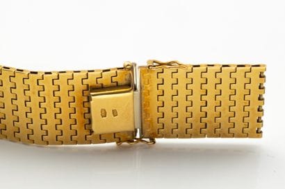 Accidental ribbon bracelet in yellow gold...