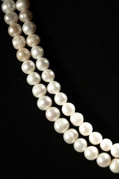 Long sautoir of white and Chinese cultured...