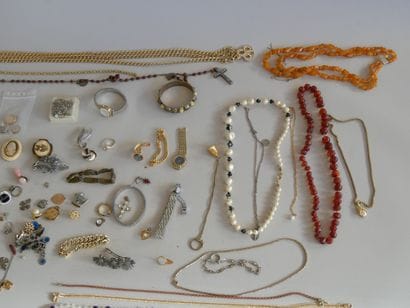 Very large lot of costume jewelry and watches:...