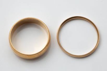 Two yellow gold wedding bands (750 parts...