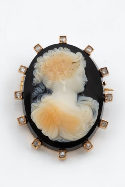 Three-layered agate cameo brooch, known as...