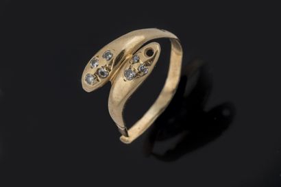 Bague accidentée à têtes de serpent en or...