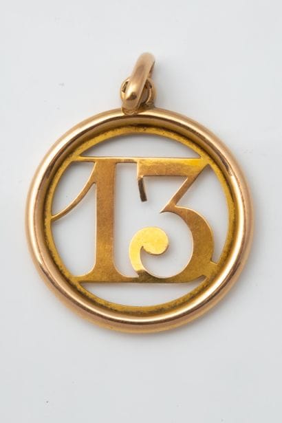 Pendentif médaille « 13 » bordé d’un cercle...