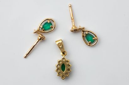 Paire de pendants d’oreilles en or jaune...