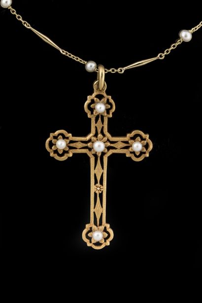 Deux bijoux ornés de perles blanches et de...