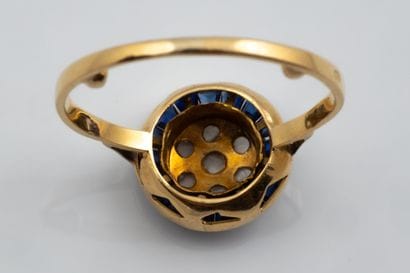 Round yellow gold ring (750) set with calibrated...