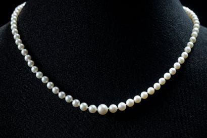 Collier en chute de 89 perles de culture...