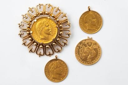 Set of 4 pieces of jewelry featuring gold...