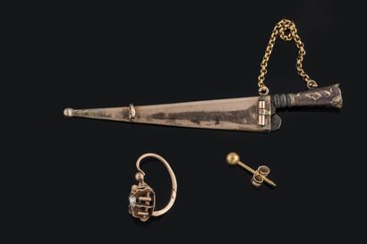 2 bijoux : 
- Une boucle d’oreille brisures...