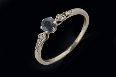 Bague solitaire en or gris (750 millièmes)...