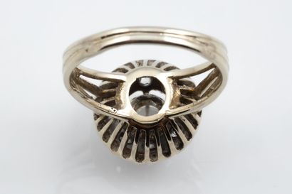 Round ring in platinum (850 parts per thousand)...