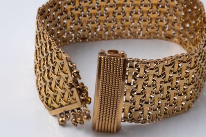 Wide yellow gold (750) belt-style bracelet....