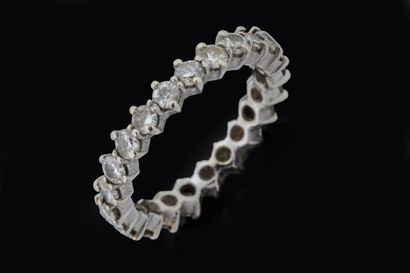 Alliance de 23 diamants de différente taille...