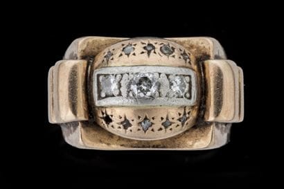Bague à décor d’un pont reposant sur un dôme...