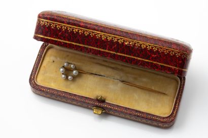 Crown-shaped tie pin set with small fine...