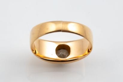 Yellow gold (750) band set with a square-cut...