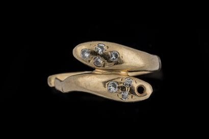 Bague accidentée à têtes de serpent en or...