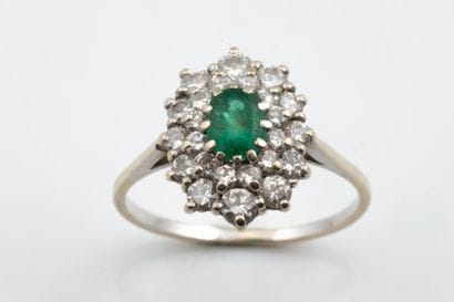 Bague de forme marguerite en or gris (750...